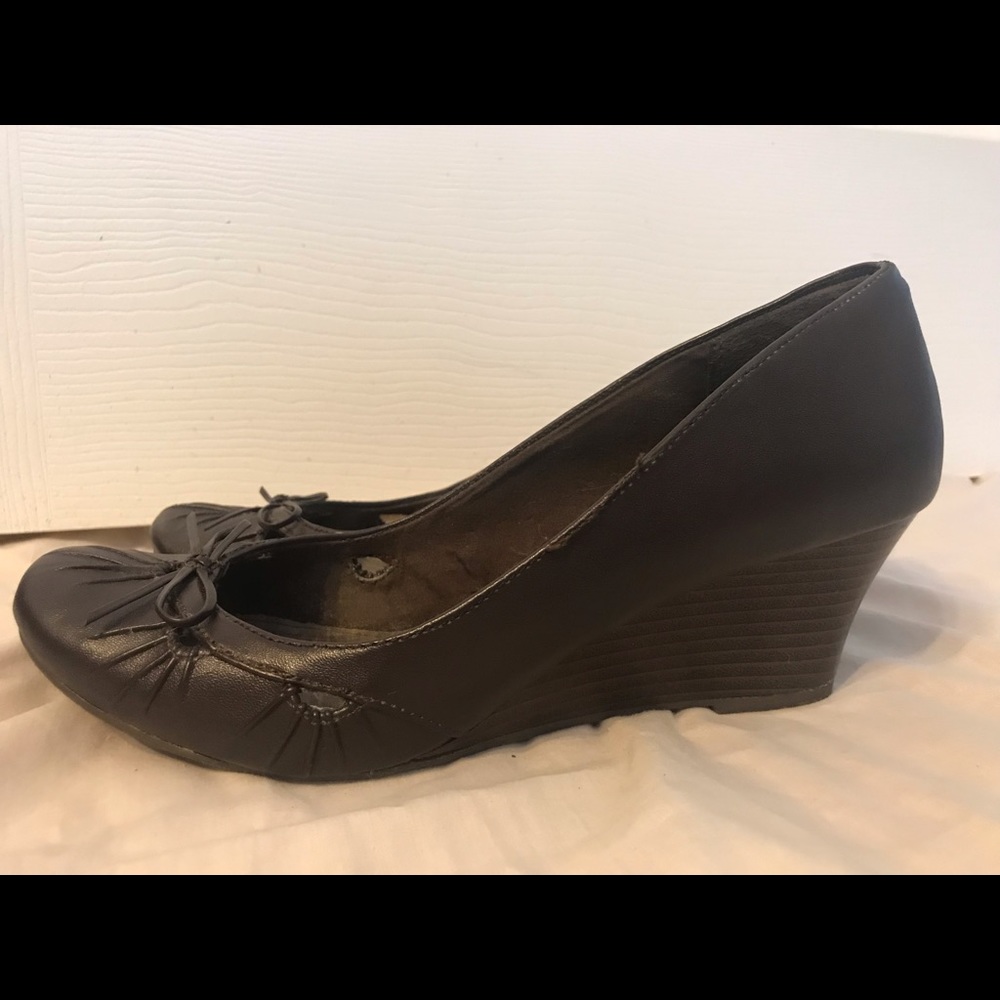 American Eagle Wedge Close Toed Shoes